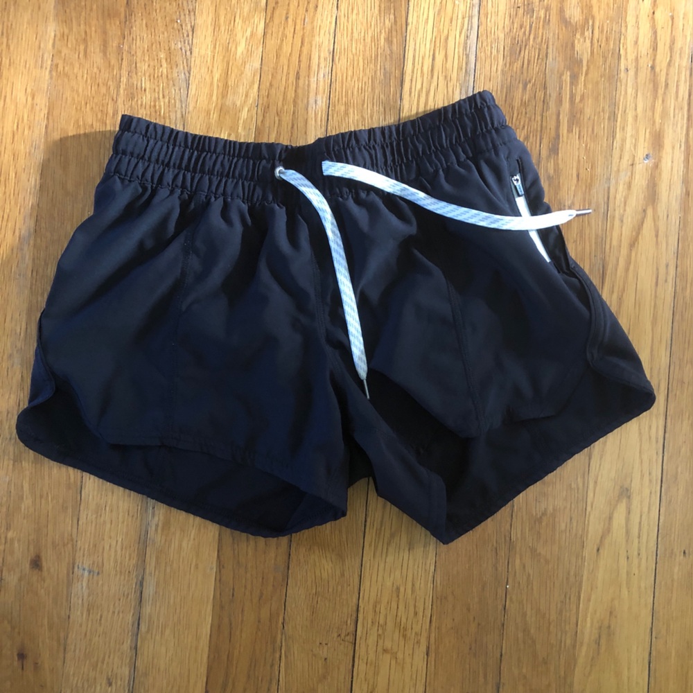 Vuori Women’s Black Clementine Shorts Sz Small w/ side zip pocket and mesh liner